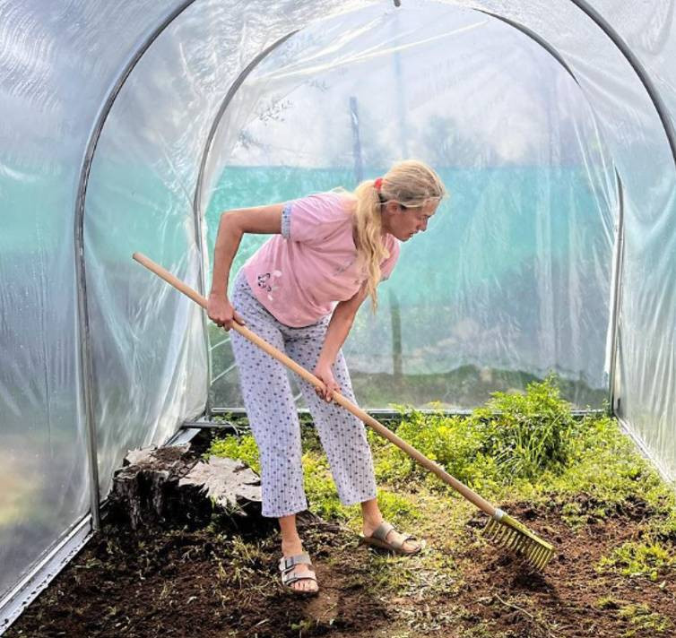 Şöhreti bırakıp doğaya çekilen ünlü manken tarlada çalışmaya başladı - Resim: 3
